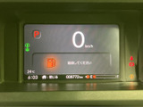 速度やシフト位置に加え、時刻、外気温、燃料残量などの情報を画面で確認できます。表示がまとまっており、運転中も必要な情報を把握しやすいメーターまわりです。