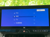 FMやAM、テレビ、交通情報などの項目が表示され、利用したい音源を選びやすい画面です。目的に応じて切り替えられ、日々の移動時間を快適にサポートします。