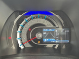速度表示やシフト位置、各種案内が一つのメーター内にまとまり、運転に必要な情報を確認しやすい構成です。表示が整理されており、視線移動を抑えながら把握できます。