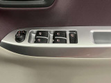 【運転席ドアスイッチ回り】パワーウィンドー[ロック機構]・電動格納式リモコンドアミラースイッチがまとまっているので操作しやすいです。