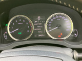 速度計や各種表示が運転席正面にまとまり、走行に必要な情報を確認しやすい配置です。中央の表示部では燃費なども確認でき、日々の運転状況を把握しながらお使いいただけます。