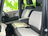 広々とした室内空間。ドライバーはゆったりと着座でき、快適な運転姿勢を保てます。操作しやすい配置も魅力です。