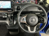 【ハンドル】運転にかかわる様々な操作を安全に行えるように視点移動が少なく操作性に配慮されたスイッチ類が凝縮されたコックピットです。