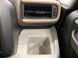 【運転席ドリンクホルダー】使いやすさに配慮したドリンクホルダー