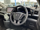 運転席まわりはメーターやナビ画面が見渡しやすく、前方の視界も広く感じられます。ゆったりしたシートと落ち着いた色合いの空間で、毎日の移動も快適にお過ごしいただけます。