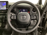 オーディオのチャンネル変更やボリュームなどの操作スイッチの他に、レフトセレクターホイールがついています。中央部を指先で上下に動かすことで、マルチインフォメーション・ディスプレイの各表示が確認できます。