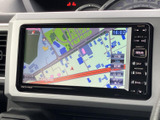 地図を画面に表示し、現在地や周辺の道路を確認できます。画面脇に操作ボタンがまとまり、目的地検索などのメニューにもアクセスしやすい構成です。