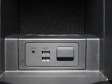 【充電用ポート】2口装備。スマートフォンなどを2台同時に充電でき、移動中のバッテリー切れ対策に便利です。家族や友人とのお出かけ、長距離ドライブで活躍します。