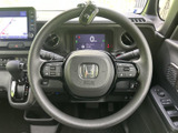 手元にスイッチ類がまとまり、運転姿勢を大きく変えずに各種操作へアクセスできます。メーターや周辺の表示も視線の先にあり、必要な情報を確かめながら運転できます。