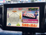 テレビ番組を画面で視聴できる装備です。停車中の待ち時間などに映像を楽しめるため、お出かけ先での休憩時間を過ごす際にも便利。画面から番組の内容を確認できます。