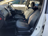 前席は黒を基調としたシートで、運転席と助手席の間もすっきりまとまっています。着座位置から前方を見渡しやすく、落ち着いた室内で毎日の移動をお楽しみいただけます。