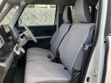 シンプルで機能的な内装。操作しやすい位置にスイッチ類が配置されており、運転に集中できます。