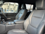 運転席からの視界も良好。操作性にも優れ、快適なドライビングをサポートします。集中して運転できます。
