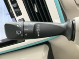 レバー上に操作内容を示すマークが並び、手元で確認しながら扱いやすい仕様です。視認性に配慮された表示で、天候の変化に合わせた操作をスムーズに行える便利な装備です。