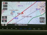 見やすい地図表示で、運転中でも周囲の状況をしっかり把握できます。詳細な情報表示で、初めての道でも安心です。安全運転をサポートします。