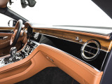ベントレーは全てオーダーでの発注となっておりますので同じ車種でもステッチやベニヤ部分でまったく違う表情を感じることができます。