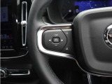 前方車を自動追従するアダプティブクルーズコントロールに加え、ステアリング操舵も行う進化型クルーズ『パイロットアシスト』を搭載。車体を車線内へと適正に維持しつつ先行車を忠実に追従します。