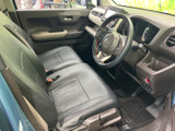 運転席まわりは前方を見渡しやすく、シートに腰掛けた際も落ち着いて過ごせる空間です。すっきりした足元と手の届きやすい収納も日常使いに便利です。