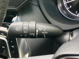 レバーには複数の表示がまとめられ、運転席から設定を目で確認しやすい設計です。手元にまとまった操作部により、天候に合わせた調整を行う際にも扱いやすく、日常の運転を支えます。