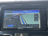 地図画面には現在地周辺の道路や案内表示が見やすくまとめられ、目的地までの経路確認に役立ちます。広域・詳細の切り替えなども画面上で選べるため、日常の移動先を確認する際に便利です。