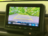 画面には車両後方の映像とガイドラインが表示され、駐車時に周囲の様子を確認するのに役立ちます。画面上の案内を見ながら、後退時の位置合わせをサポートします。