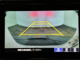【バックカメラ】運転が苦手な方も車庫入れラクラクです!ギアをリバースに入れれば自動的に切り換わりますので、面倒な操作は不要です♪狭い駐車場もお車を傷つけず安心ですね!