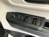 【窓操作部分】運転席のスイッチでは、すべてのウィンドーの開閉操作を行うことができます。