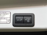 【パワーバックドア】スマートキーや運転席のボタンを押すだけでリアゲートが自動で開閉します!荷物を持っている時や、高い位置にあるバックドアを閉める際に便利な機能です♪