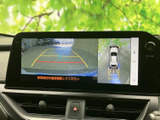 後方の映像に加えて車両周囲の状況も画面に表示され、駐車時の周辺確認をサポートします。ガイド線も見ながら、車庫入れや狭い場所での切り返しに活用できます。