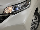 【LEDヘッドライト】悪天候や夜間走行時も良好な視界を確保し安心して運転できる高輝度LEDヘッドライトを装備!点灯速度が早く、消費電力も抑えられています。