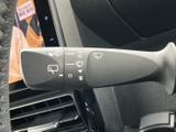 雨天時でもクリアな視界を確保できるワイパーレバー。操作も簡単で、運転に集中できます。悪天候時でも安全運転をサポートします。