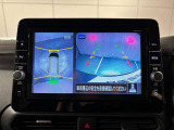アラウンドビューモニターは真上から見下ろした様に車の周囲を表示することで、駐車時の安全性と利便性を高めます。