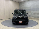 お車購入のポイントとなるフロントマスクです!シャープな目つきが印象的なデザインのヘッドランプです。
