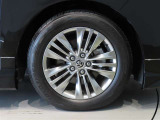 純正のアルミホイール装着車です。タイヤサイズは225/60R18です。