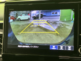後方の様子をモニターで確認でき、駐車時や後退時の周囲確認をサポートします。ガイド線も表示されるため、車庫入れの際に進む方向や距離感を把握しやすく、日常の駐車を助けてくれます。