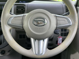 握りやすいステアリングは、運転の楽しさを高めます。操作性も良く、スムーズなドライビングをサポートします。
