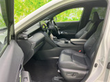 助手席からは前方の視界が広がり、運転席との間にゆとりある空間が感じられます。シートは身体を預けやすい形状で、落ち着いた色合いも相まって同乗時もくつろげます。