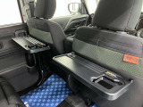 【パーソナルテーブル】フロントシート裏には後席の方が必要に応じて使用できるテーブルが付いています。水拭き可能でお手入れも簡単です。