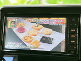テレビ番組を画面で視聴でき、停車中の休憩時間にもお楽しみいただけます。画面には番組映像が表示され、車内で過ごすひとときに彩りを添えてくれる装備です。
