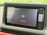 オーディオ画面には音声停止中の表示があり、画面脇には音量や選択に使うボタンが並んでいます。入力項目も画面左側に一覧表示され、使いたい音源を確認しやすい構成です。