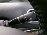 車外の明るさに応じて、自動的にライトの点灯・消灯を行います。
