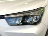 【LEDヘッドライト】悪天候や夜間走行時も良好な視界を確保し安心して運転できる高輝度LEDヘッドライトを装備!点灯速度が早く、消費電力も抑えられています。