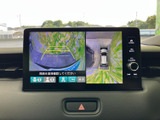 後方の映像に加えて車両周囲を確認できる表示があり、駐車時の安全確認をサポートします。画面上の案内表示も参考にしながら、周囲を目視で確かめて落ち着いて操作できます。