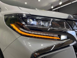 【LEDヘッドライト】悪天候や夜間走行時も良好な視界を確保し安心して運転できる高輝度LEDヘッドライトを装備!点灯速度が早く、消費電力も抑えられています。