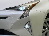 【LEDヘッドライト】悪天候や夜間走行時も良好な視界を確保し安心して運転できる高輝度LEDヘッドライトを装備!点灯速度が早く、消費電力も抑えられています。