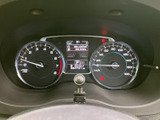 速度や車両情報をまとめて確認できるメーターまわりです。表示が見やすく、運転に必要な情報を把握しやすい配置。視線移動を抑えながら確認でき、日々の運転を支えます。
