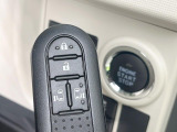 【キーフリーシステム】カバンやポケットに入れたままでもドアの施錠・解錠が可能なスマートキーを装備。エンジンのオン・オフ時もカギを取り出す必要が無いからとっても便利です♪