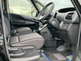 運転席周りは、使いやすさを重視した設計。広々とした空間で、快適な運転姿勢を保てます。視界も広く、運転に集中できます。