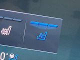 前席は3段階のシートヒーター+ベンチレーションシステムで1年中快適ドライブ!