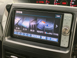 目的地や施設、電話番号などから行き先を選べるナビ画面を備えています。画面上の項目と周囲のボタンで案内先を確認しやすく、日常のお出かけにも役立ちます。